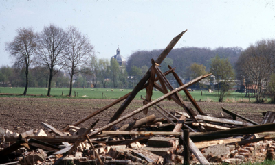 837322 Gezicht op de ruïne van de schaapskooi behorende bij de boerderij Klein Ravenhorst aan de Oude Holleweg te Renswoude.